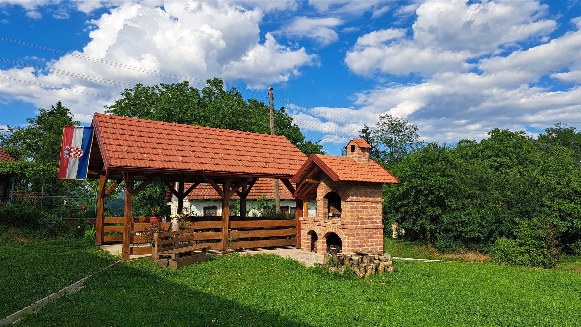 Kokotova hiža kuća za odmor sa četiri drvena objekta, roštilj, jaccuzi
