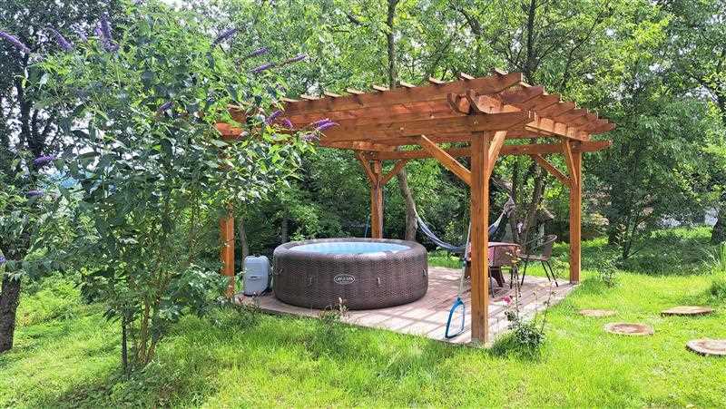 Kokotova hiža kuća za odmor sa četiri drvena objekta, roštilj, jaccuzi