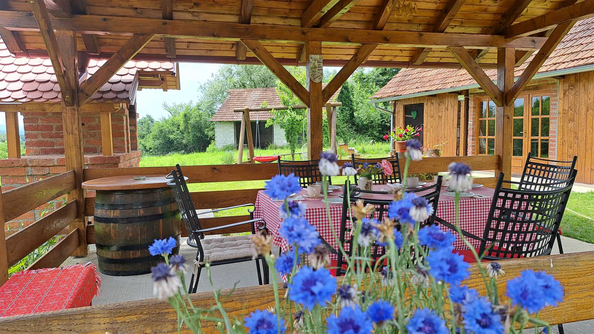 Kokotova hiža kuća za odmor sa četiri drvena objekta, roštilj, jaccuzi