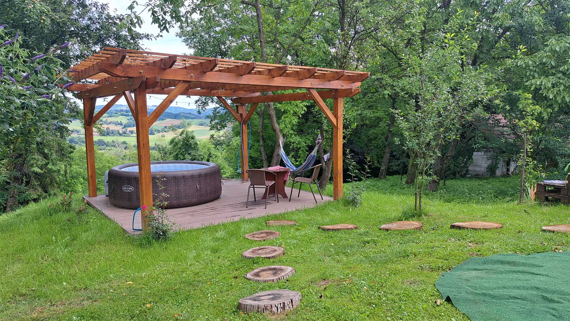 Kokotova hiža kuća za odmor sa četiri drvena objekta, roštilj, jaccuzi