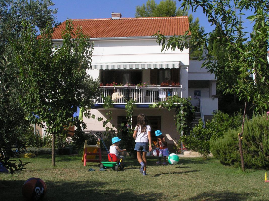Apartman u mirnom djelu mjesta 100 metara od plaže (natkriven parking)