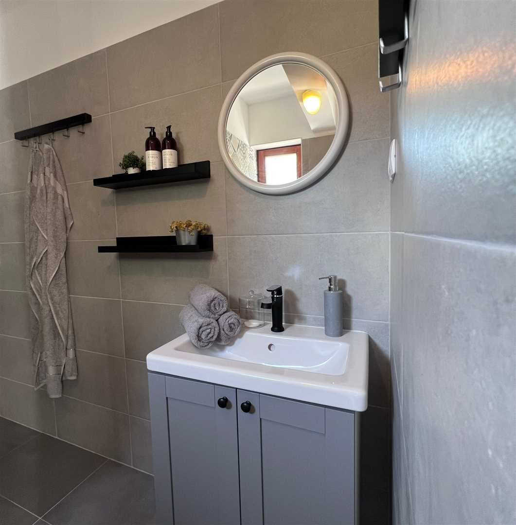 Idealan apartman za mlade obitelji, do plaže 100m, natkriven parking