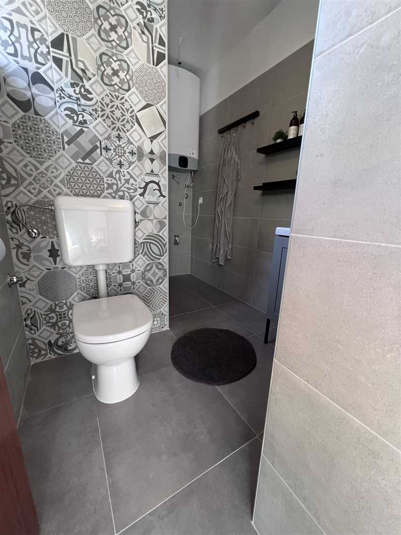 Idealan apartman za mlade obitelji, do plaže 100m, natkriven parking