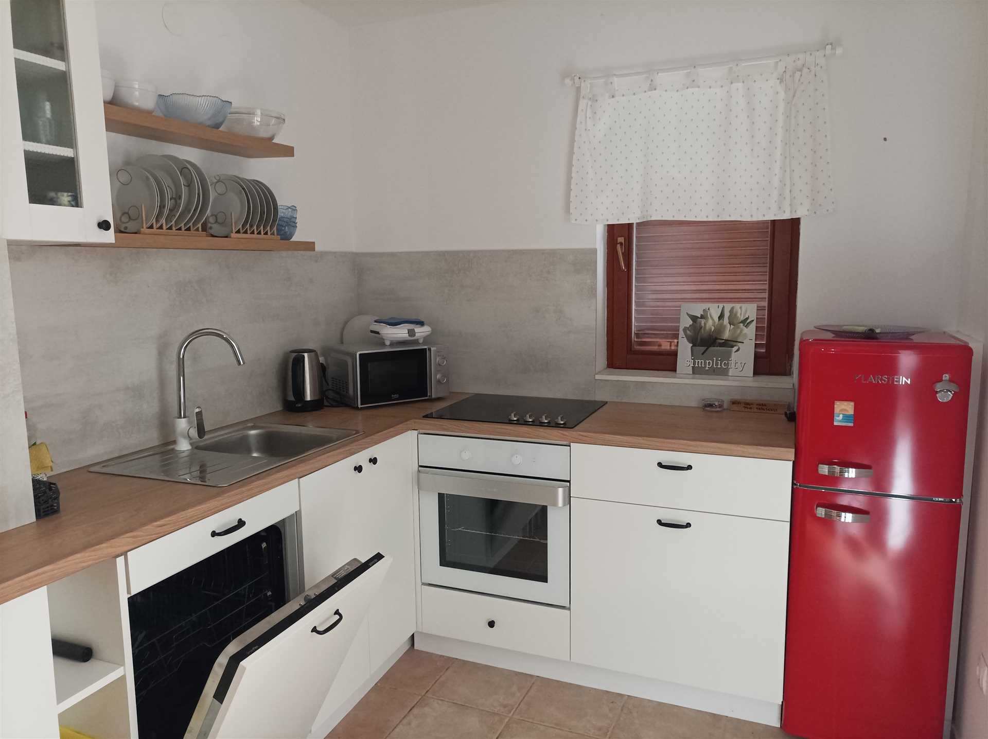 Idealan apartman za mlade obitelji, do plaže 100m, natkriven parking
