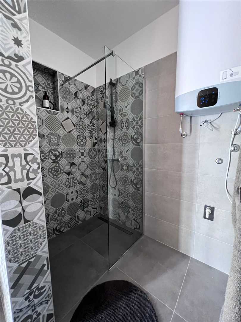 Idealan apartman za mlade obitelji, do plaže 100m, natkriven parking