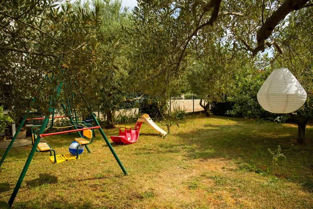 Idealan apartman za mlade obitelji, do plaže 100m, natkriven parking
