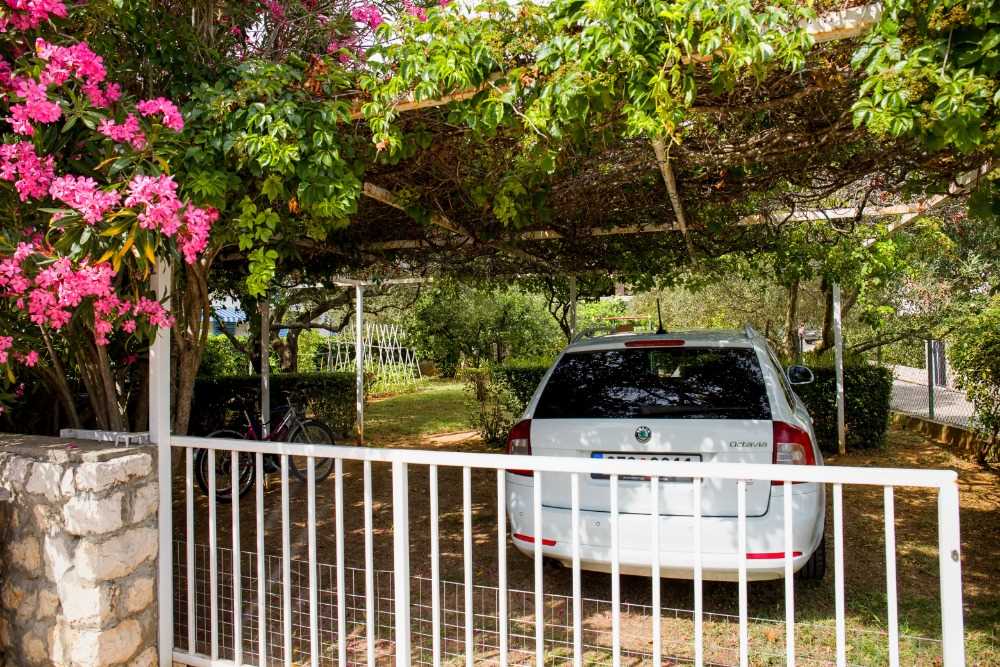 Idealan apartman za mlade obitelji, do plaže 100m, natkriven parking