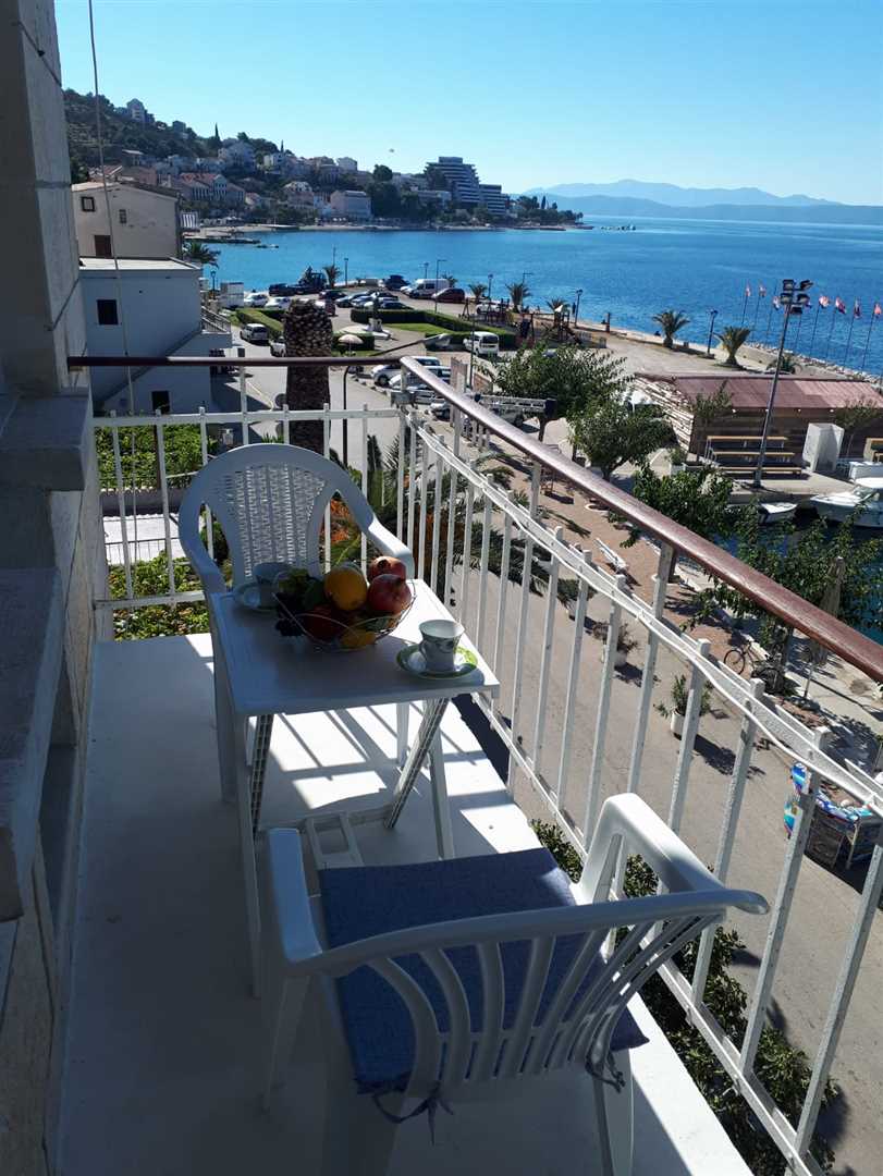 Dvosobni apartman,prvi red do mora s prekrasnim pogledom