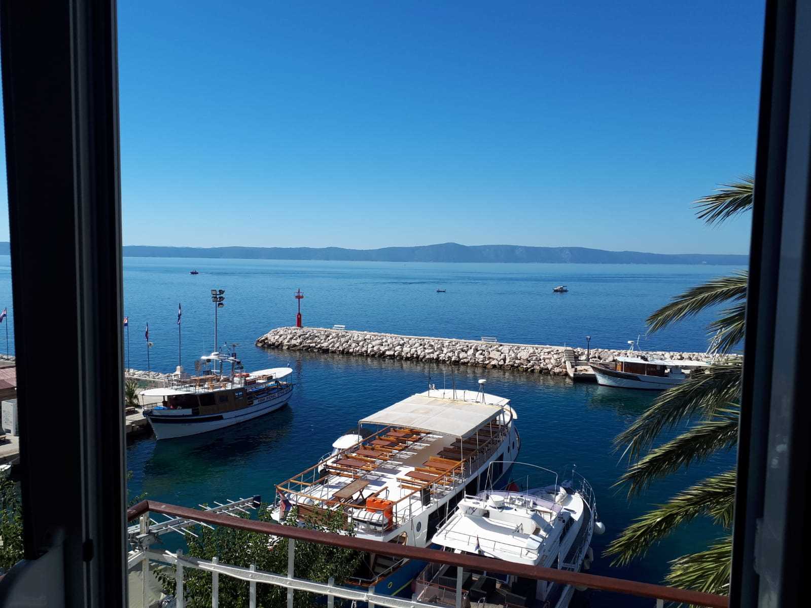 Dvosobni apartman,prvi red do mora s prekrasnim pogledom