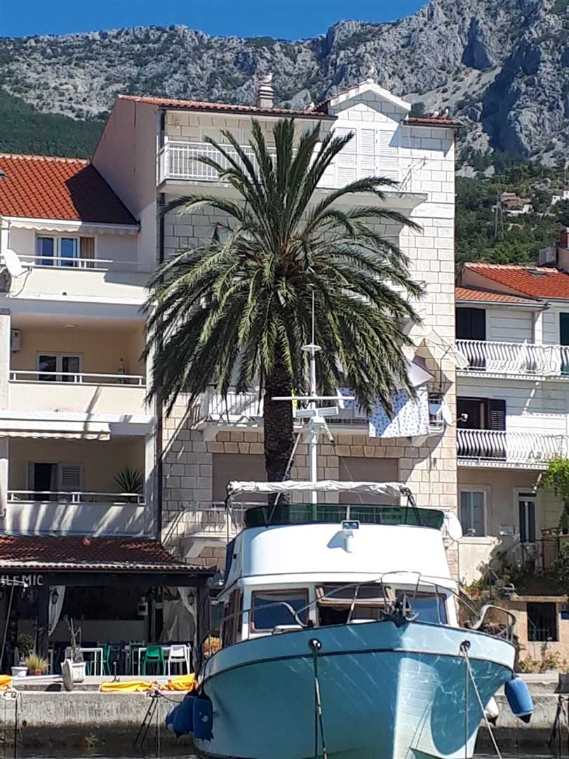 Dvosobni apartman,prvi red do mora s prekrasnim pogledom