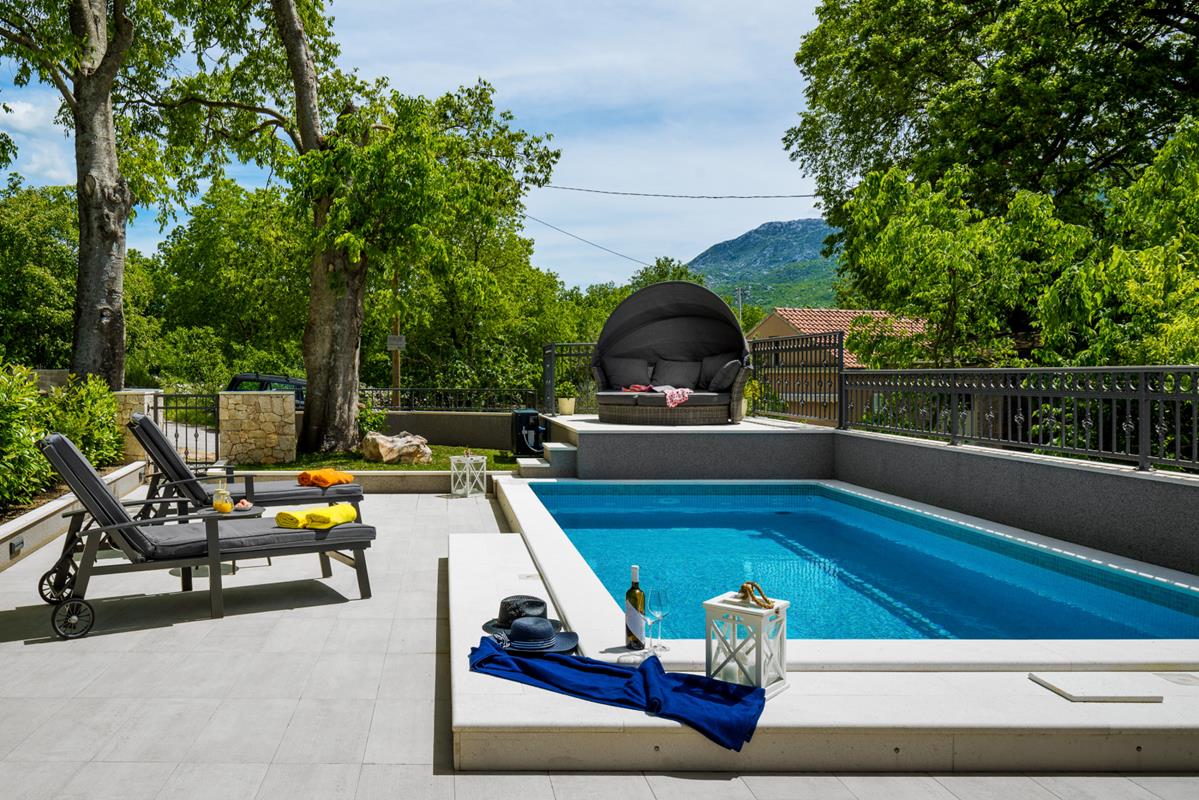 Holiday home Mia with private heated pool and jacuzzi