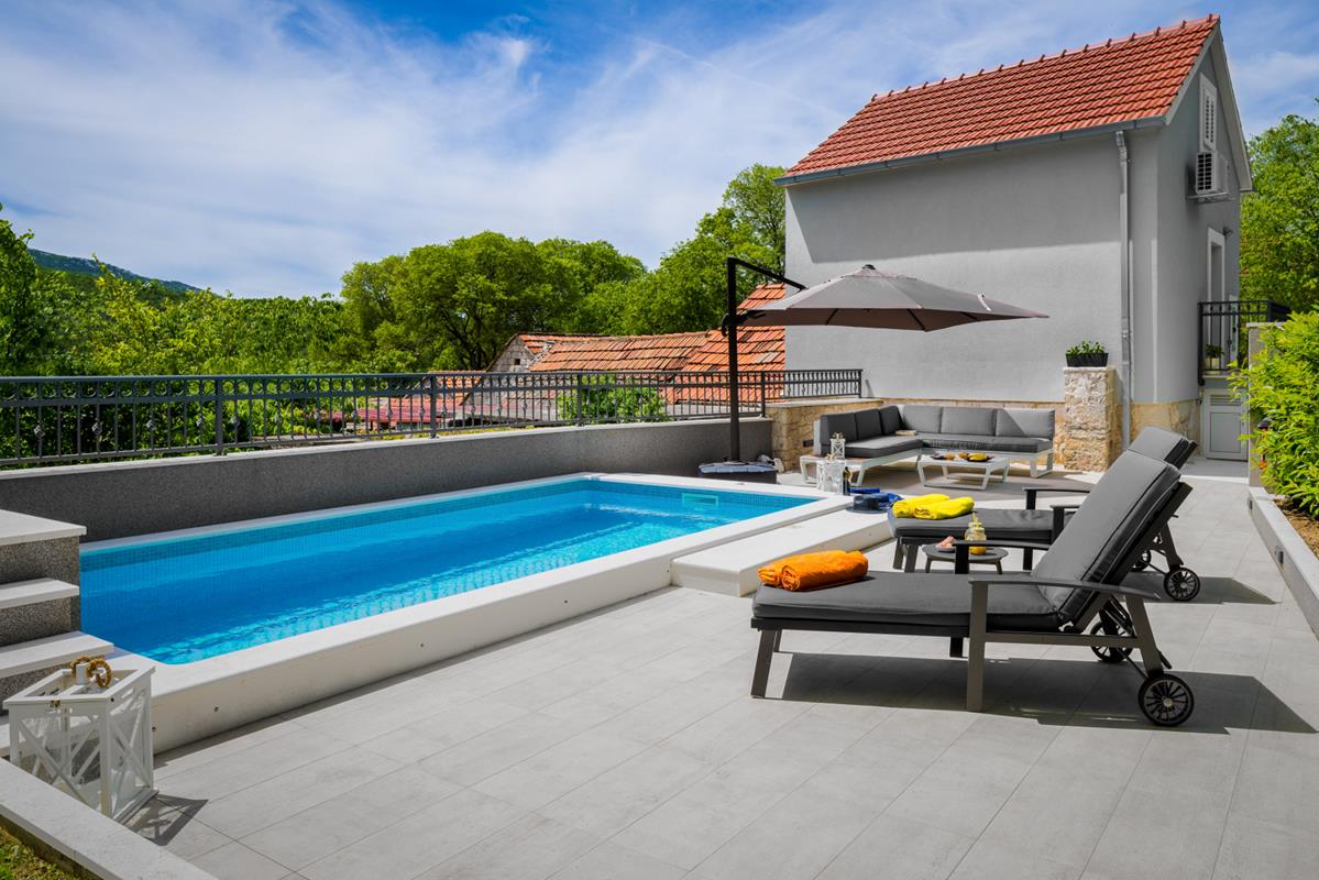 Holiday home Mia with private heated pool and jacuzzi