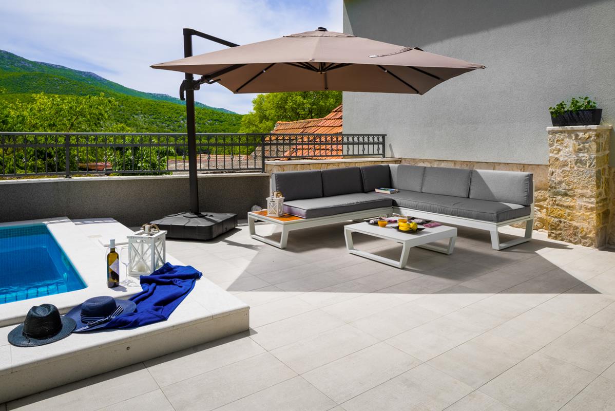 Holiday home Mia with private heated pool and jacuzzi