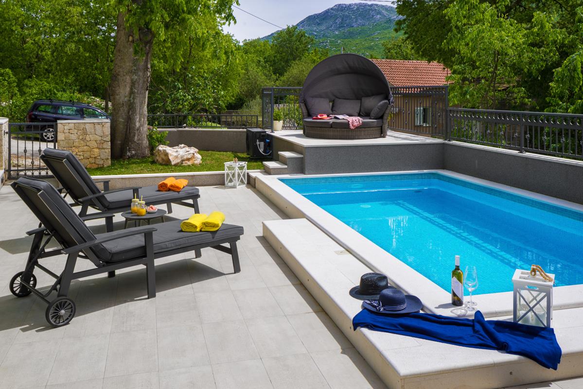 Holiday home Mia with private heated pool and jacuzzi