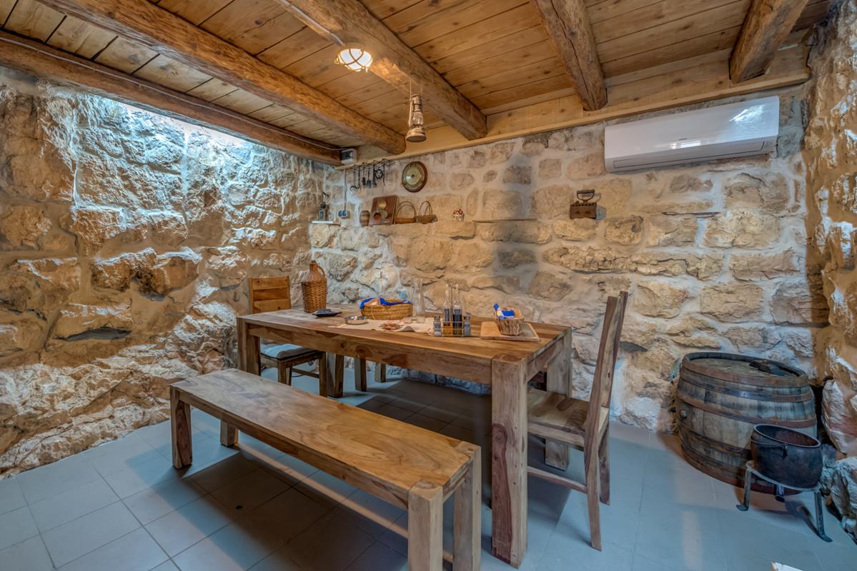 Holiday home Mia with private heated pool and jacuzzi