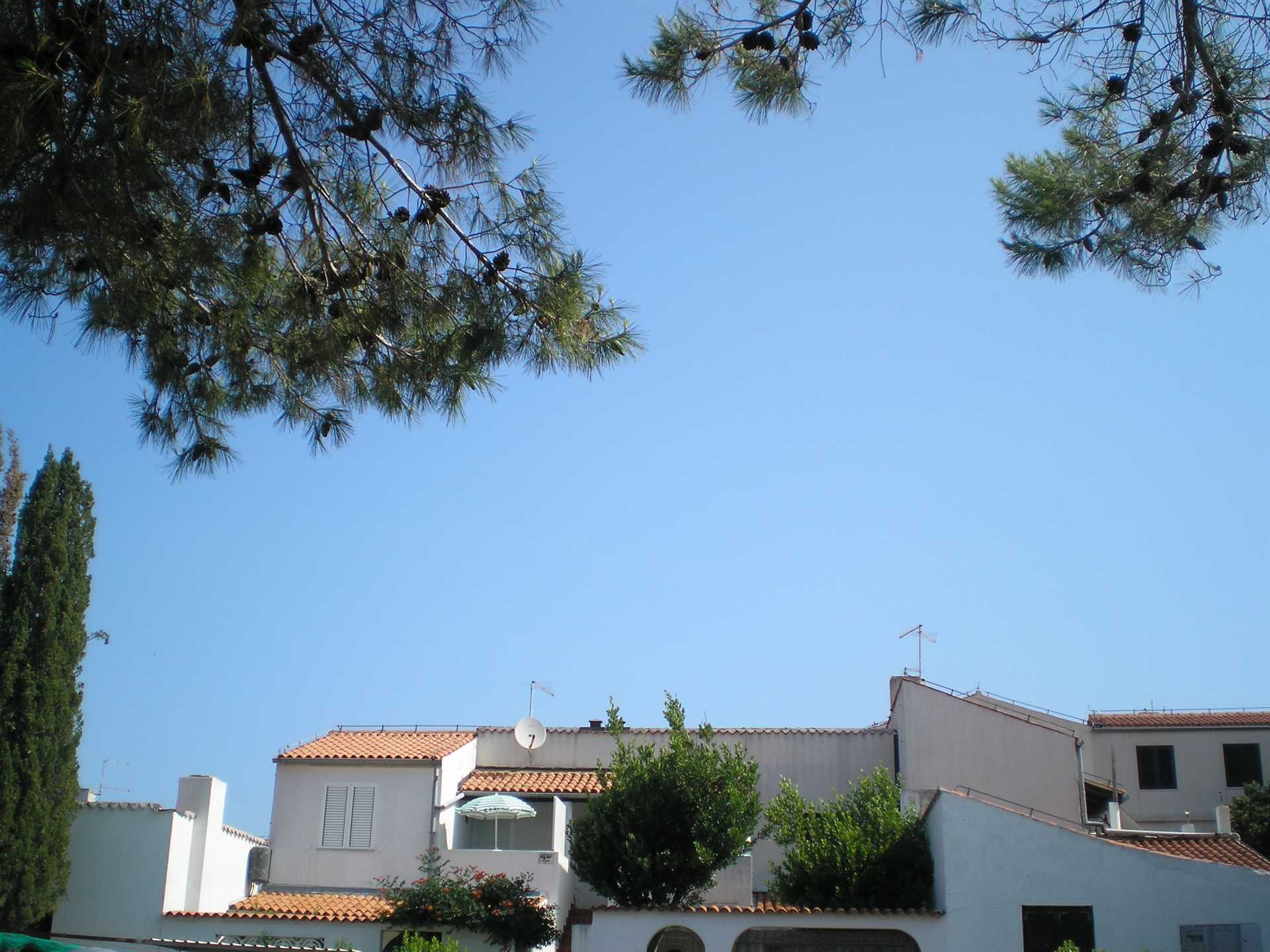 AP - is beautiful with a large terrace, fully equipped, 5 minutes walk to the sea